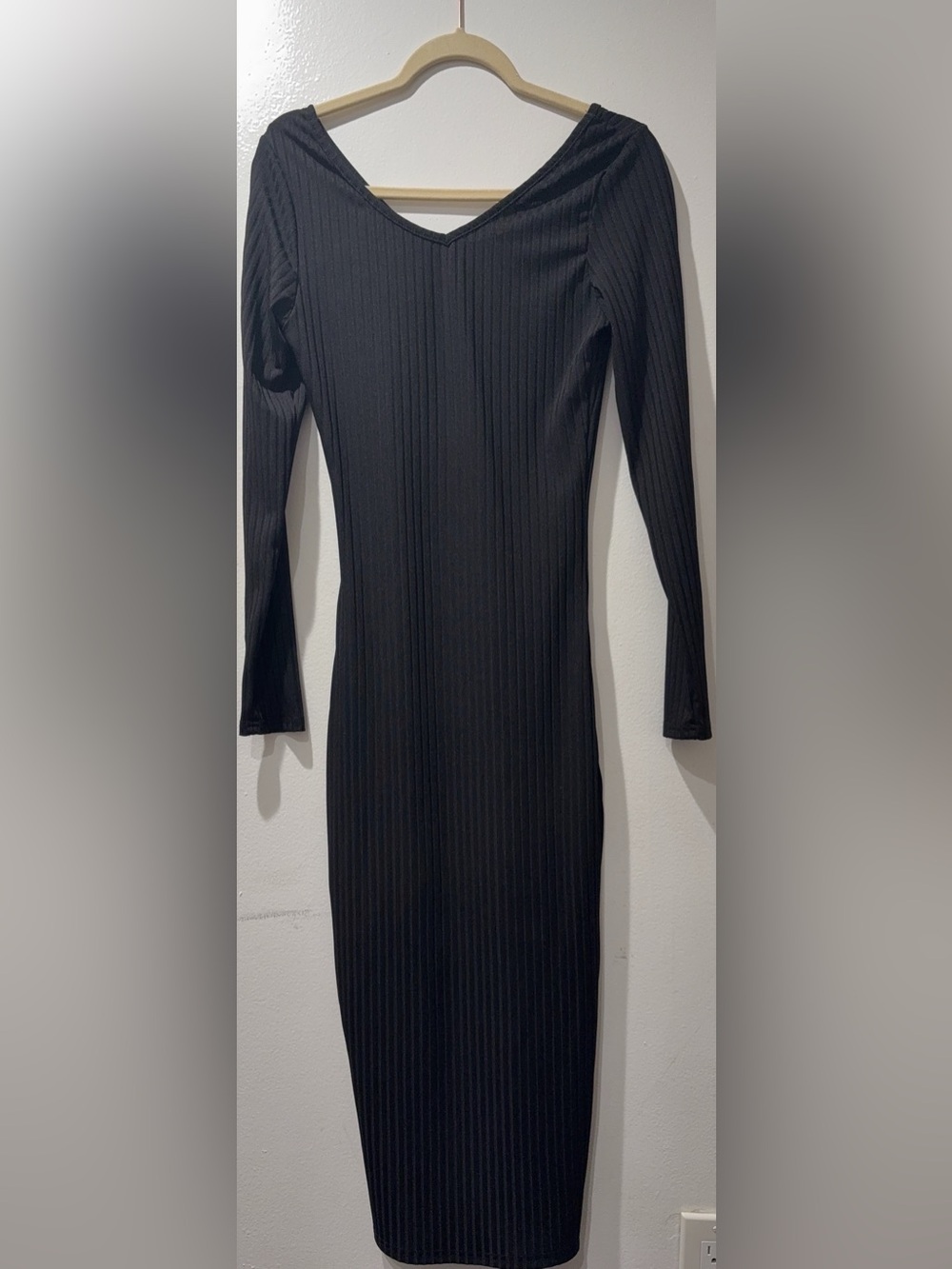 Black Ribbed Long Sleeve V‑Neck Midi Dress